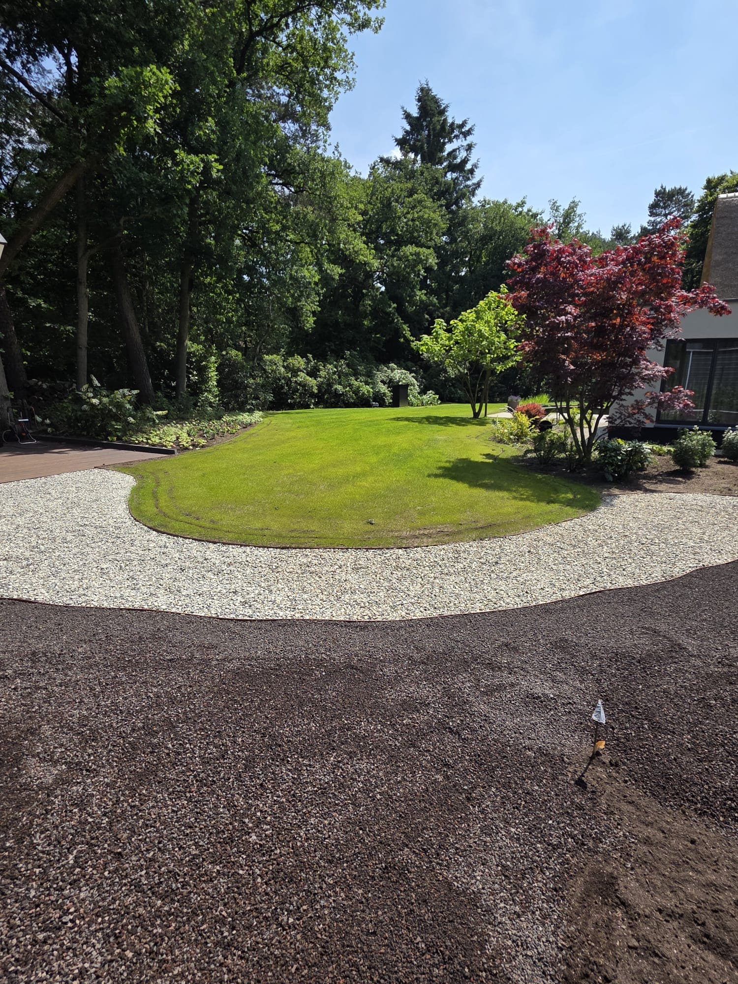 Tuinaanleg met gazon en siergrind paden