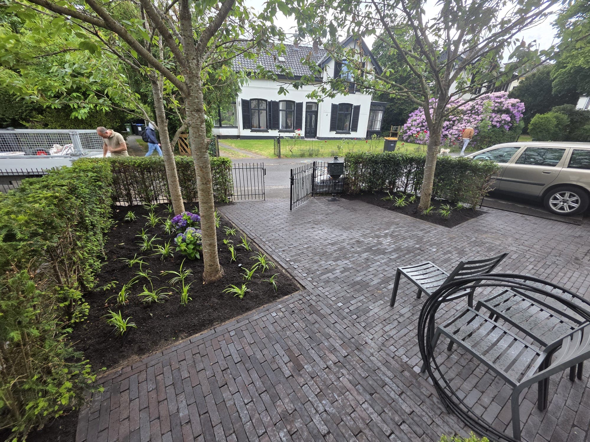 Voortuin met sierbestrating en beplanting